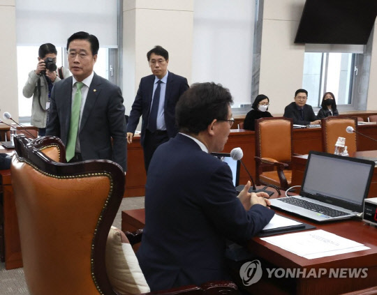 21일 국회에서 열린 교육위원회 전체회의에서 국민의힘 간사인 이태규 의원이 정순신 변호사 자녀 학교폭력 관련 청문회 실시계획 채택건을 의결하기 전 회의장을 나가고 있다. 이날 국민의힘 의원들은 청문회건, 표결에 참여하지 않았다.<연합뉴스>